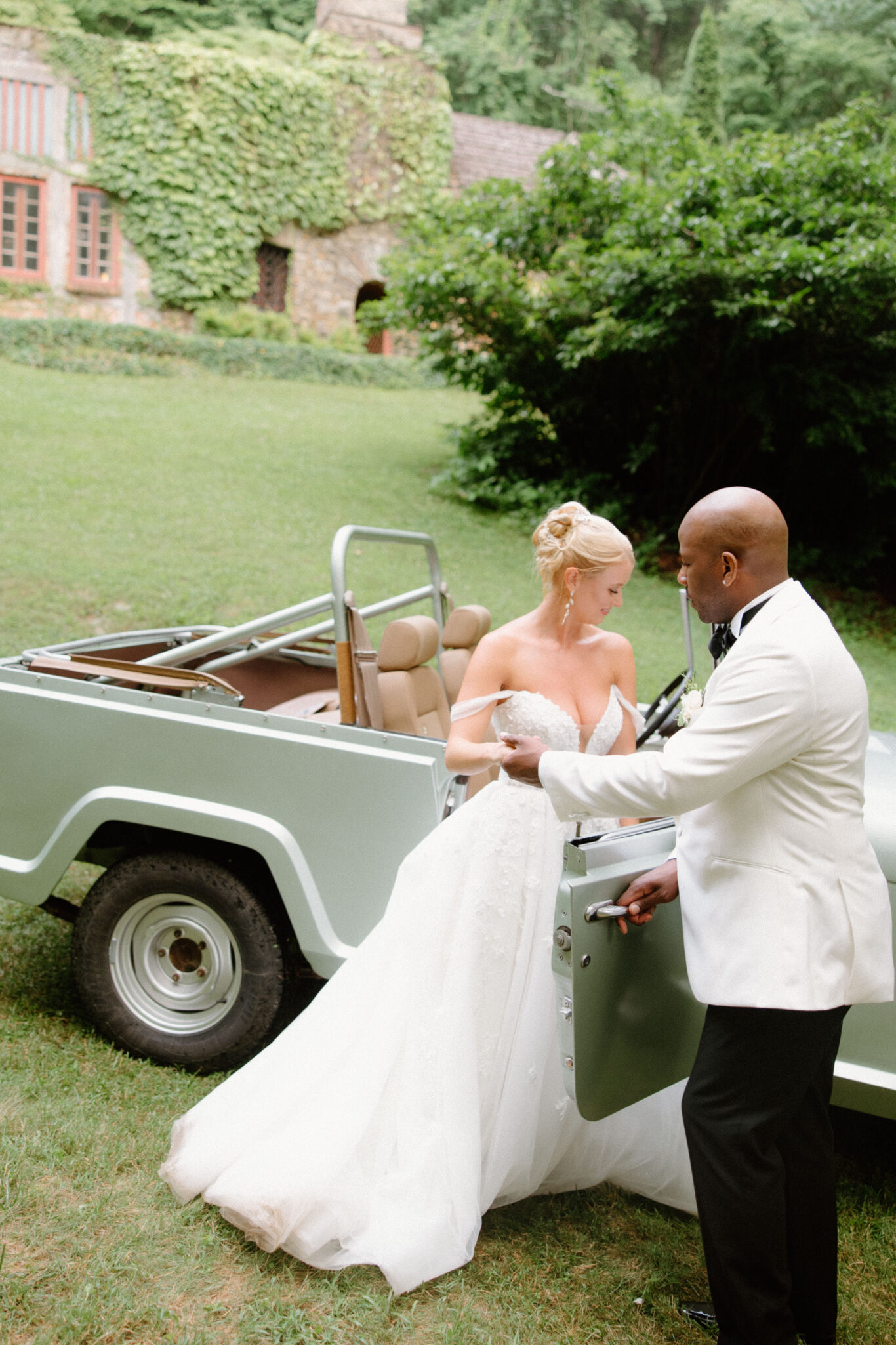 bride and groom in a classic car at Douglas Ellington House