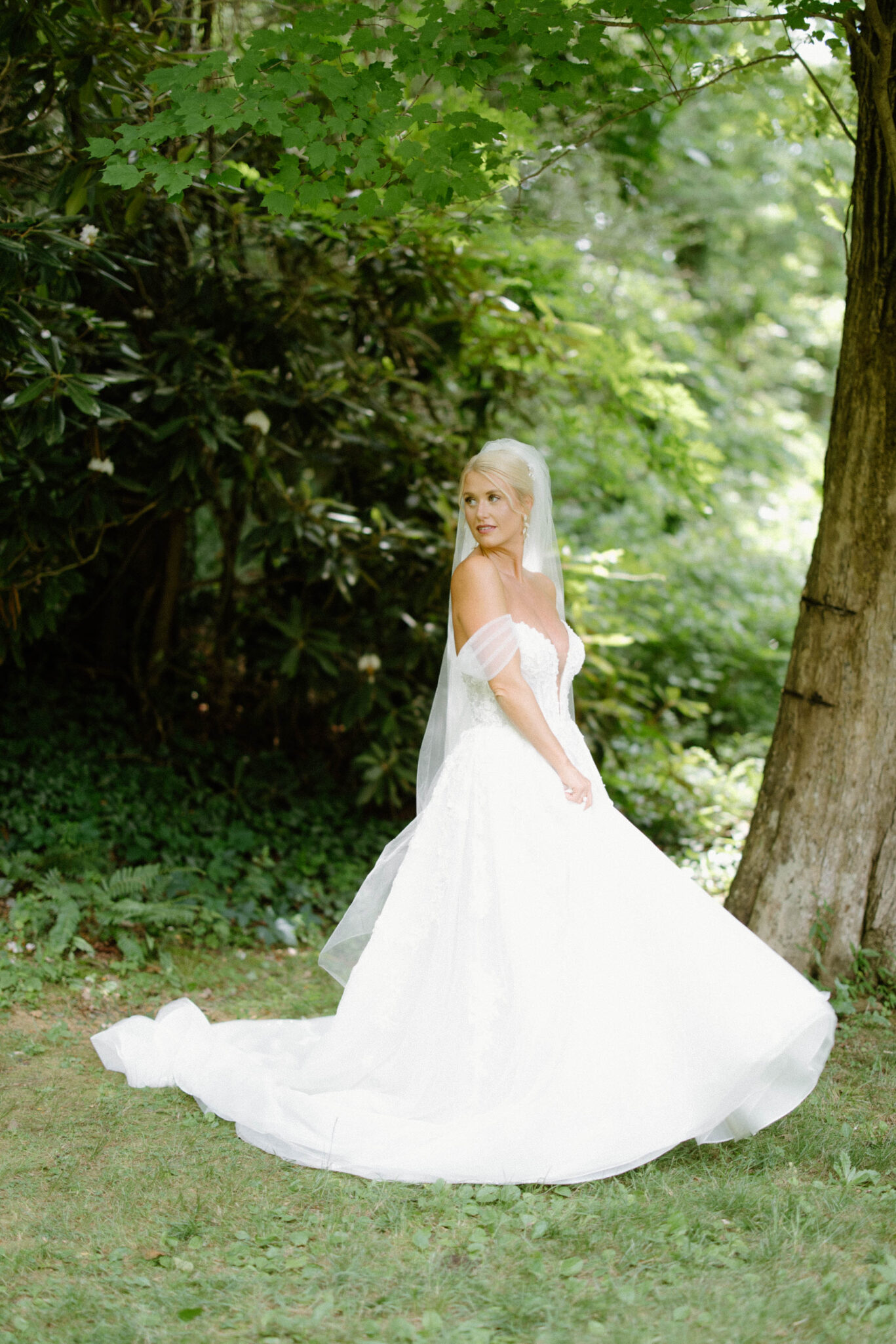 Bridal portraits outside in the greenery